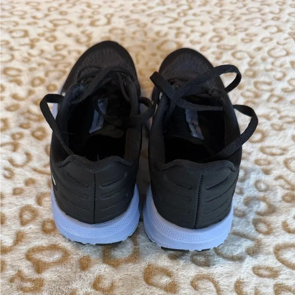 Brooks Athletic Shoes Women’s Running
Size: 7.5 - Picture 4 of 10